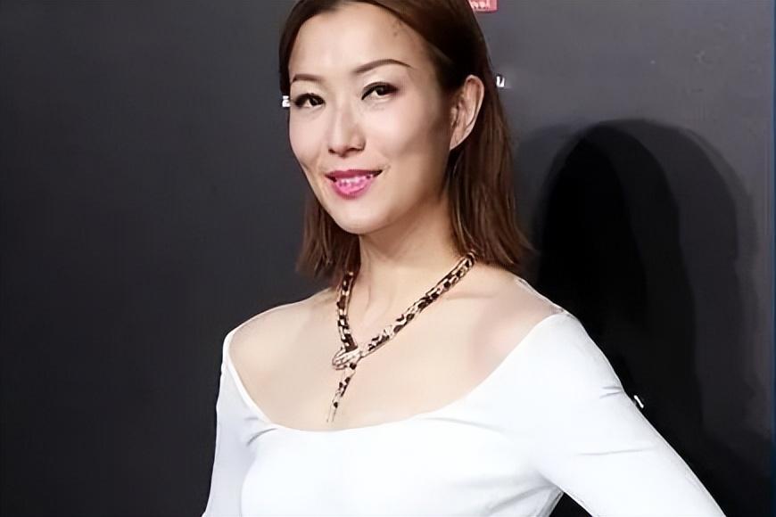 明星胸罩背后的故事，励志之旅展现自信光芒