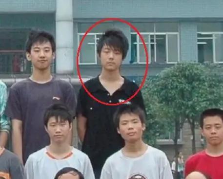 张艺兴新照曝光，音乐与时代印记的融合风采