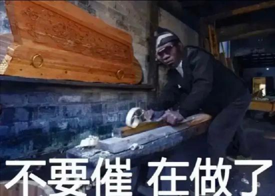 最新棺材新闻，小巷深处的特色小店，棺材艺术焕发新生命