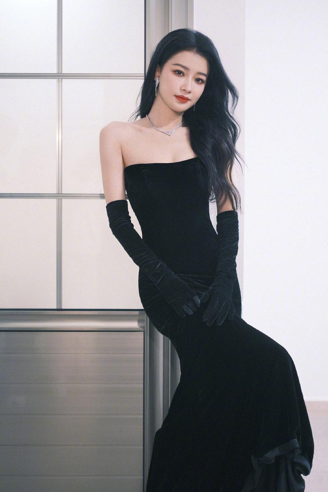 明星低胸装，时尚还是争议的焦点？
